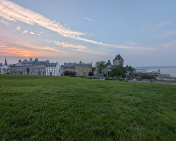 image Couch&eacute; de soleil sur la Terrasse Pierre-Dugua-De Mons