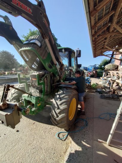 Briac souffle le tracteur