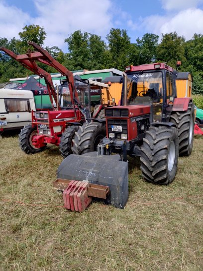 IH 844-S avec un Case IH 1455 XL