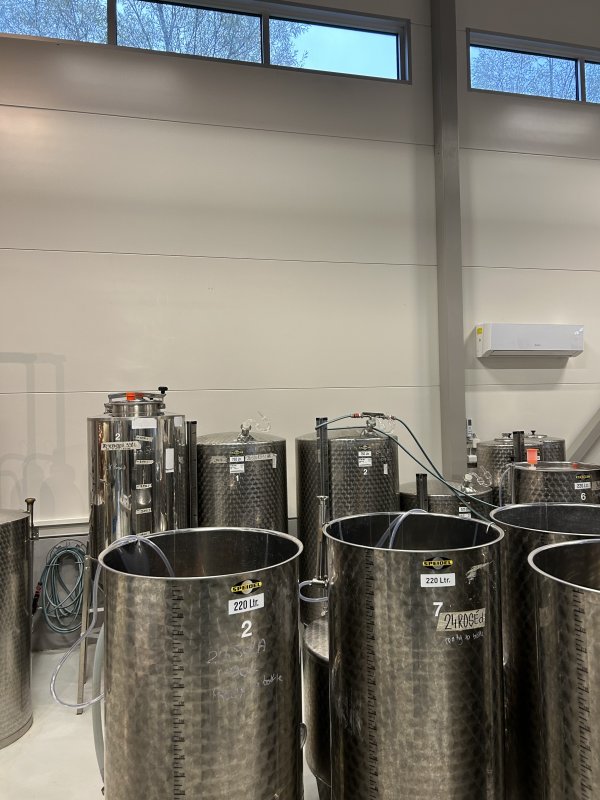 Différentes  cuves du domaine