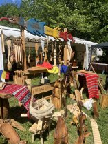 Un stand de sculture de bois à la fête de la biodiversité
