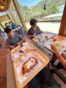 Premier repas sur les îles Cies