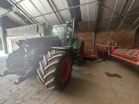 tracteur avec le semoir d'atteler