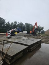 Photo du posage de plaque en béton