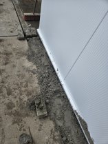 Photo du posage de brique en beton