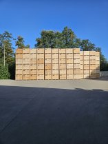 Photo des caisse en bois dehors